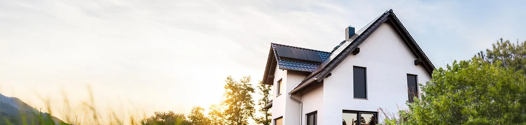 Ein Einfamilienhaus bei Sonnenuntergang.