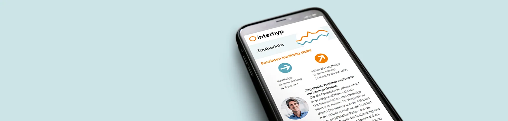 Ein Smartphone mit dem Interhyp Zinsbericht. Mit unseren Newslettern behält man den Immobilienmarkt im Blick und bleibt up to date.