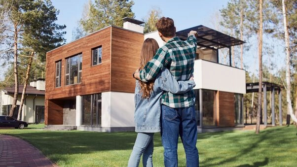 Pärchen vor Ihrem Traumhaus