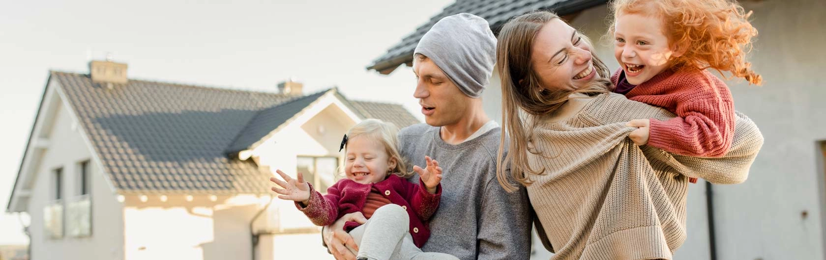 Eine junge Familie konnte sich Wohneigentum kaufen mithilfe des KfW-Programms 300.