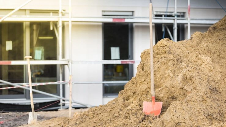 Wer seinen Traum vom eigenen Haus in die Realität umsetzen möchte, sollte einige Schritte auf seinem Weg beachten.