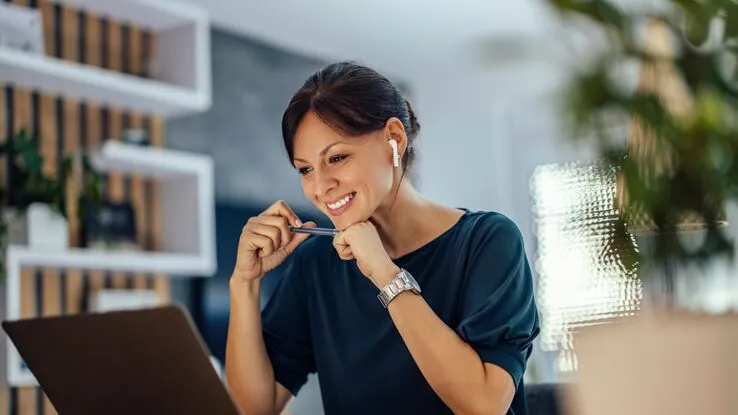 Eine Frau schaut im Internet nach ihrer Traumwohnung