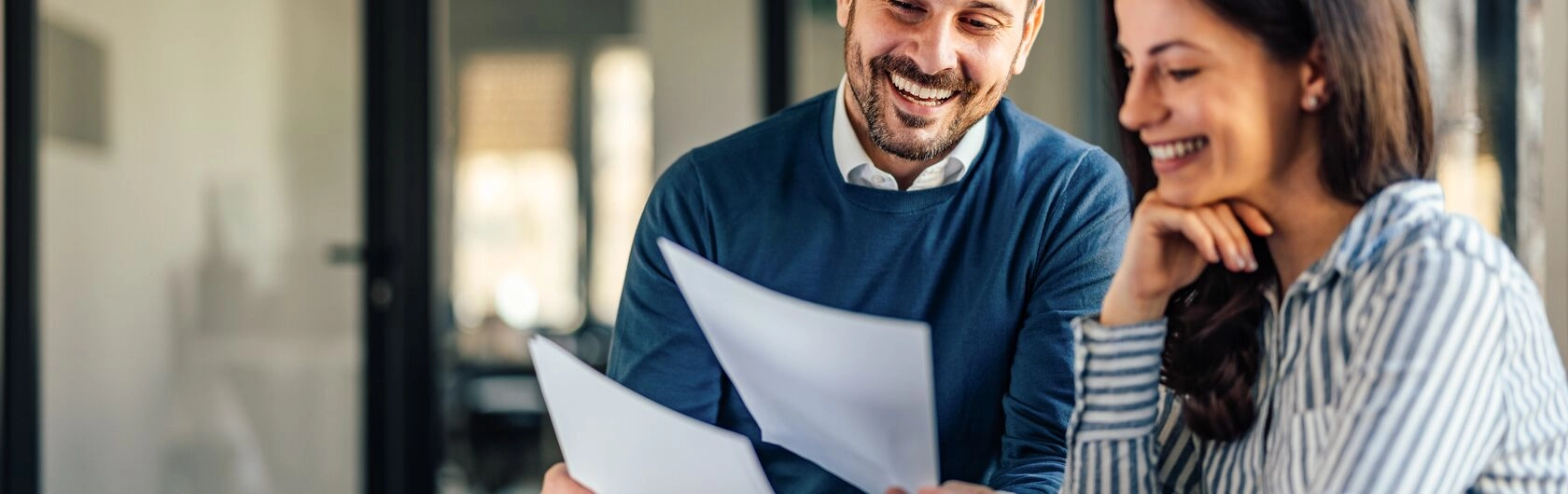 Informationen wie man einen Mietvertrag erstellt. Zwei Personen machen sich zum Thema Optionen und Tipps schlau, worauf man beim Erstellen eines Mietvertrags achten soll.