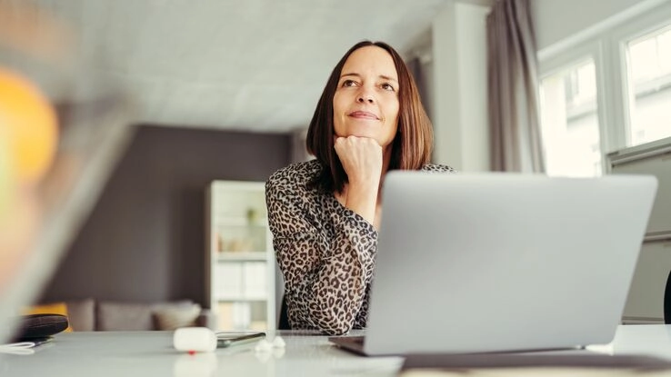 Beim Erstellen von Mietverträgen gibt es unterschiedliche Optionen. Ein Frau vor ihrem Laptop überlegt, welche das sein können.