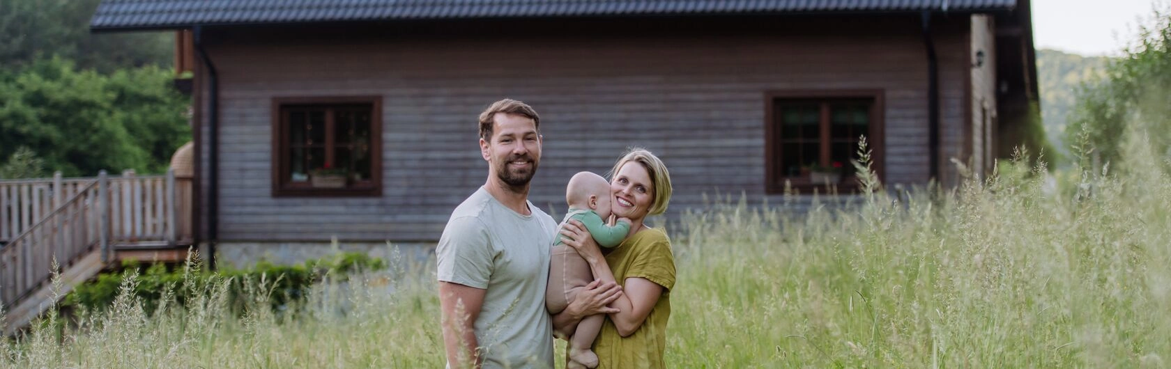 Eine Familie vor Ihrem Recycling-Haus