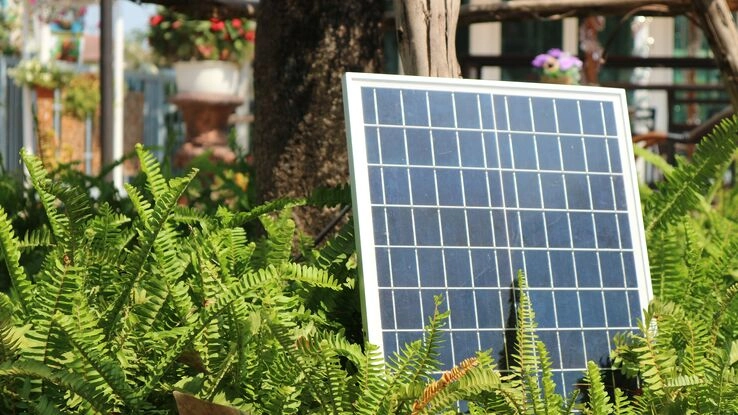 Strom selbst produzieren? Dabei gilt es einiges zu beachten, auch wenn es nur kleine Anlagen im Garten sind.