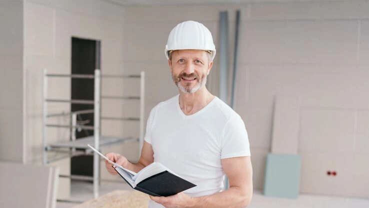 Fensterarbeiten müssen gut geplant werden. Ein Handwerker und Facharbeiter hilft.