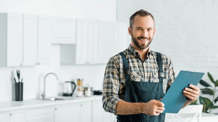 Ein Handwerker kann online aber auch persönlich gefunden werden.