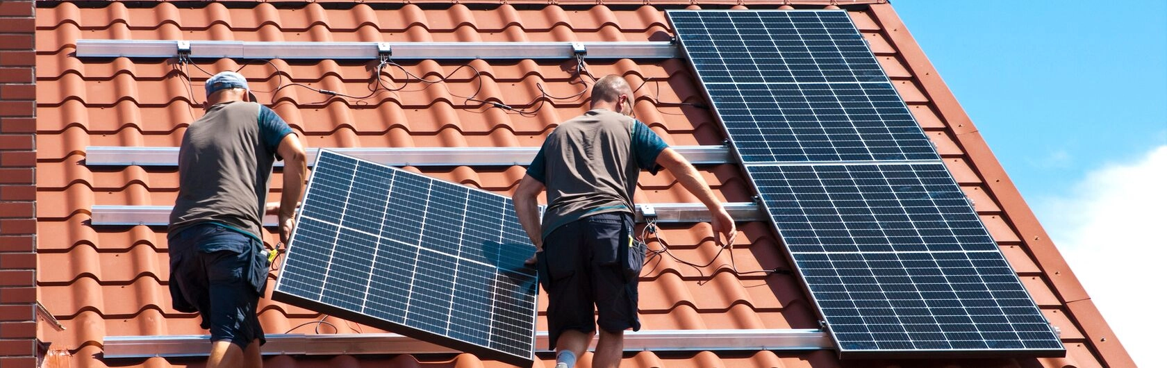 Ein Foto von einer Solaranlage um Strom durch Sonnenenergie zu erzeugen.