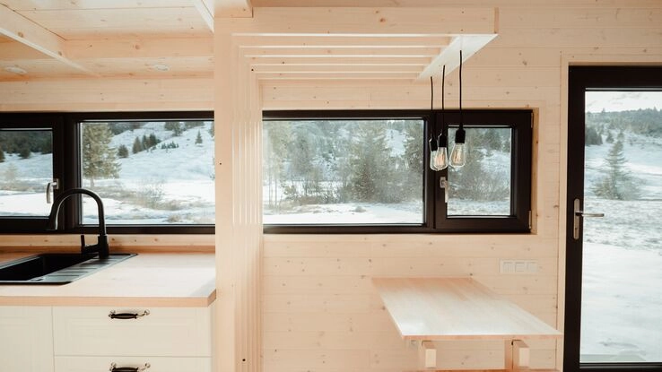 Große Fenster in einem Tiny House ermöglichen einen hellen Raum.