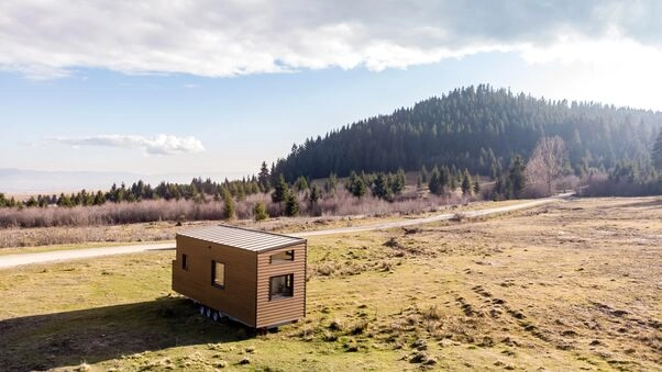 Das Foto zeigt einen freistehnden Wohnwagen und steht symbolisch für das Thema Tiny Houses auf Campingplätzen.