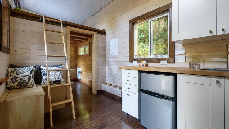 Schlaf-Lofts unter der Zimmerdecke spart viel Platz in einem Tiny House.