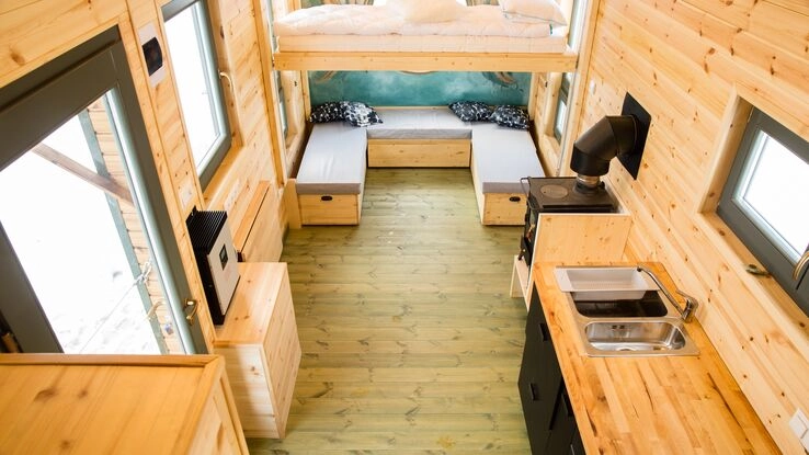 Das Foto zeigt ein Tiny House von innen. Es steht sinnbildlich für die Kennzeichen dieses Bautrends.