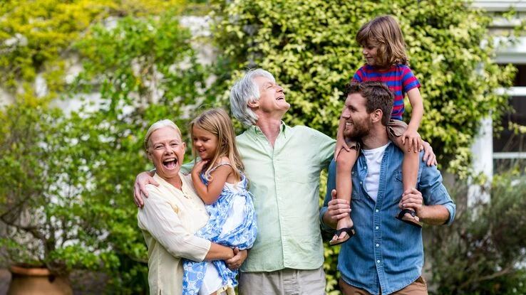 Das Foto zeigt eine Mehrgenerationenfamilie und steht sinnbildlich für das Thema Mehrgenerationenhaus.