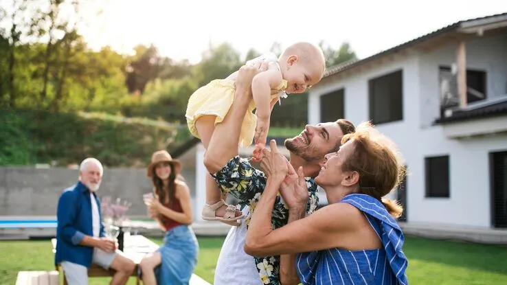 Ein Foto von einer jungen Familie in einem Gemeinschaftsgarten.