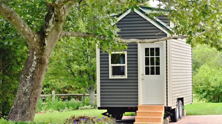 Das Foto zeigt ein Tiny House auf Rädern.