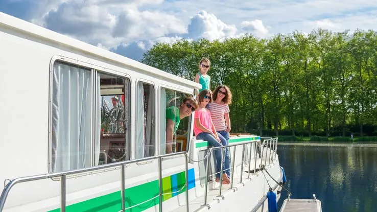 Eine Familie lebt auf einem Hausboot