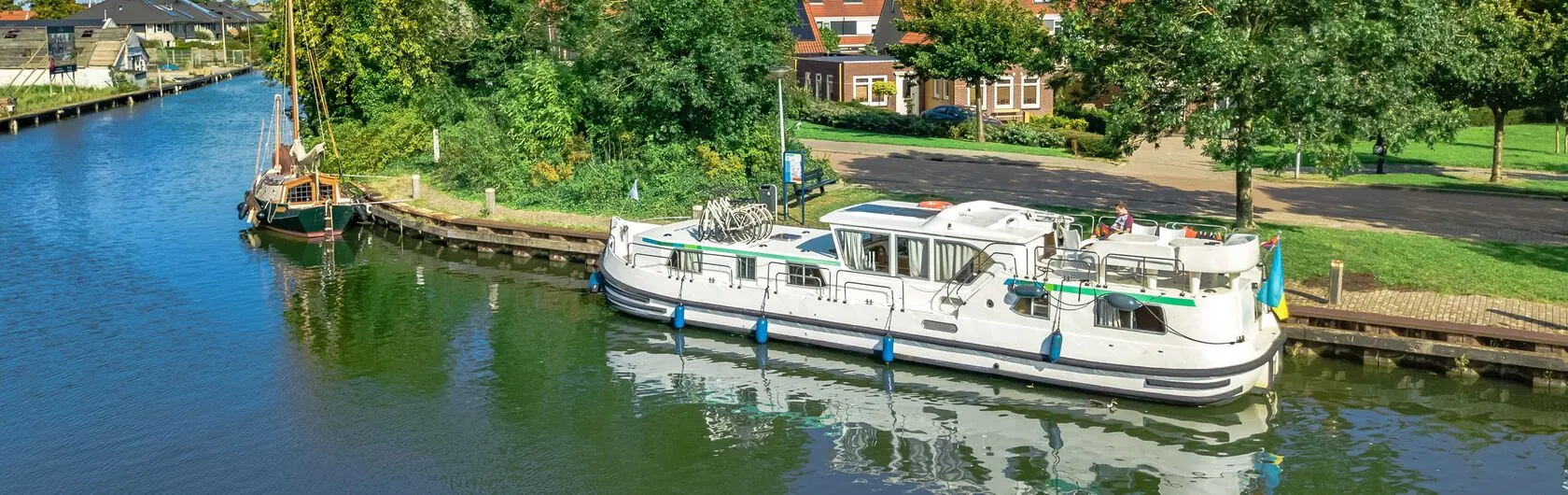 Das Leben auf einem Hausboot direkt auf einem Fluss.