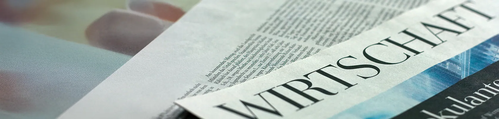 Ein Newsroom mit Menschen steht symbolisch für News aus dem Bereich der Baufinanzierung und Immobilien.