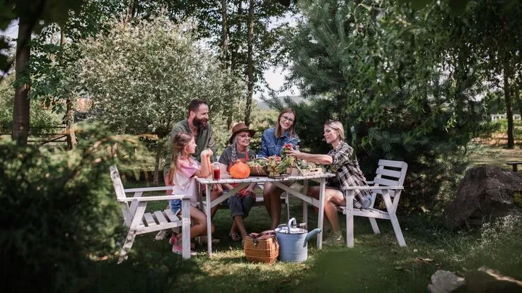 Ein Foto von einer glücklichen Familie in deren eigenem Garten.