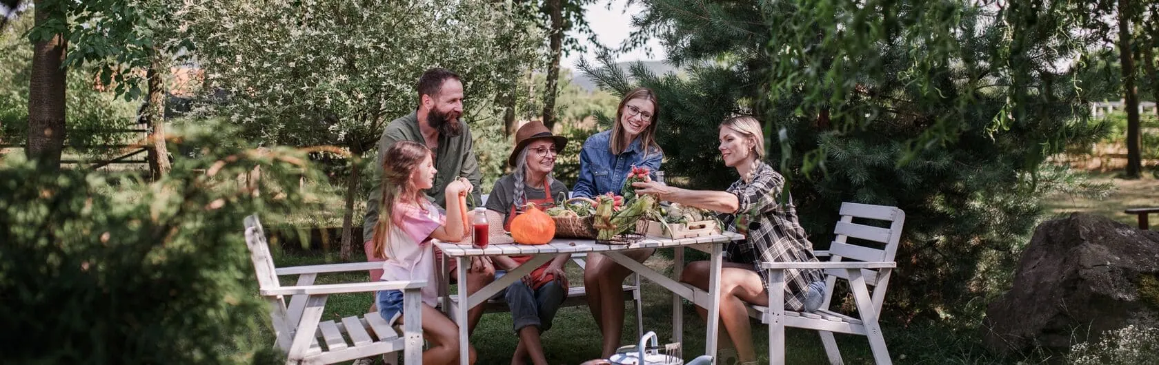 Eine Familie im Garten genießen das Wetter.