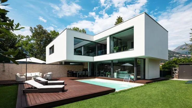 Ein Haus mit einem Pool.