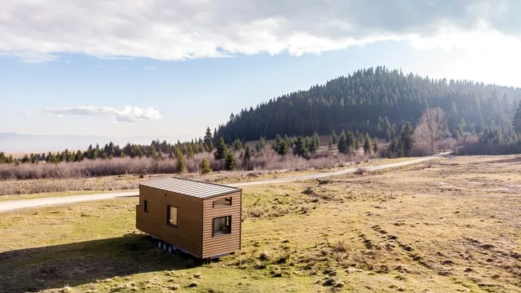 Das Foto zeigt einen freistehnden Wohnwagen und steht symbolisch für das Thema Tiny House.