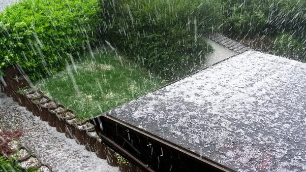 Ein Vordacch mit Hagel als Symbol für klimatische Bedingungen