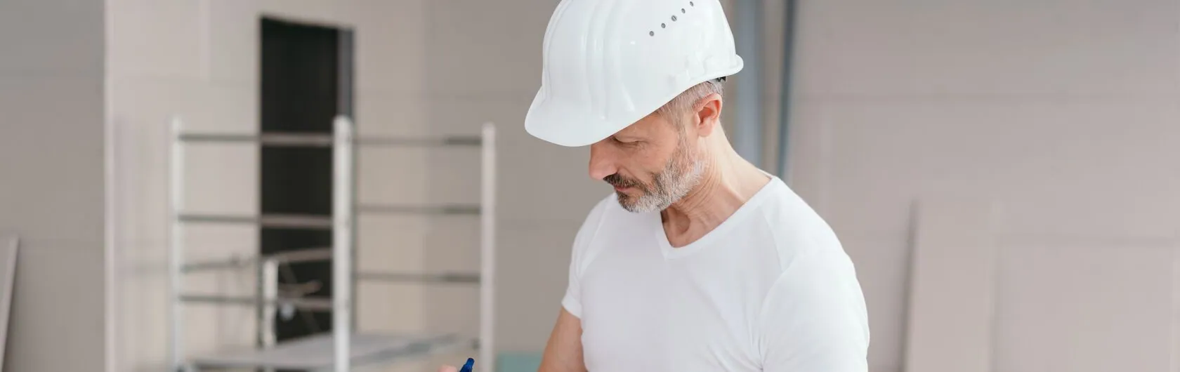 Ein Handwerker bei der Planung einer Zellulosedämmung