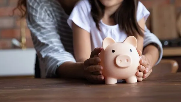 Ein Sparschwein mit zwei Frauen im HIntergrund, als Symbol für Kosten