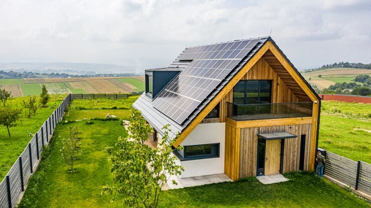 Niedriegenergiehaus im Freien