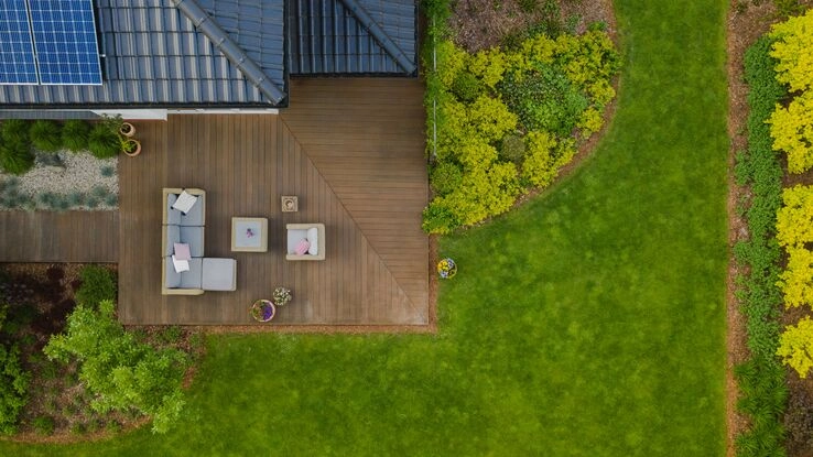 Haus mit Terrasse Photovoltaik von oben