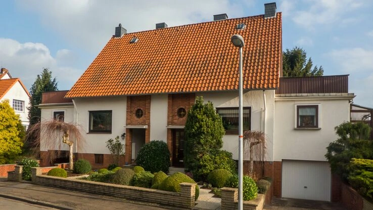 Das Foto zeigt ein älteres Gebäude und symbolisiert das es Steuervorteile bei Denkmalgeschützen Immobilien gibt.