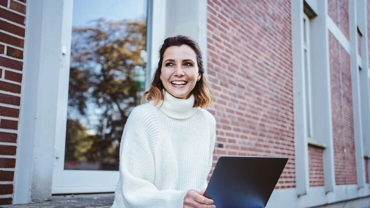 Eine Frau macht sich zum Thema Immobilien schlau