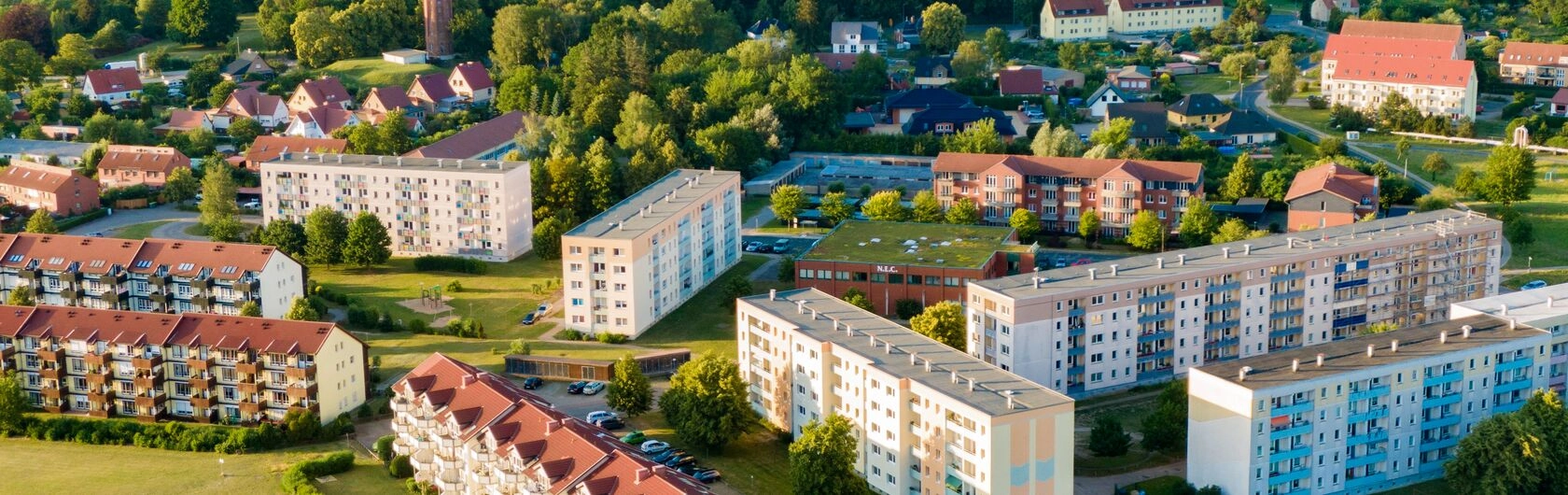 Regionale Fördermittel Rheinland-Pfalz: Mehrfamilienhäuser aus der Vogelperspektive symbolisieren das.