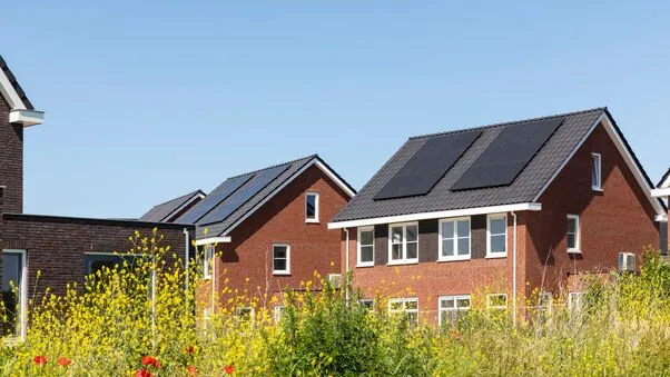 Häuser mit Solarpanelen im Grünen