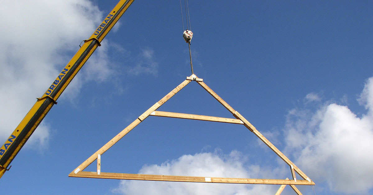 Holz als Baustoff für Ein- und Zweifamilienhäuser wird immer beliebter. Damit nun auch größere Gebäudeklassen vermehrt in der nachhaltigeren Holzrahmenbauweise gebaut werden, will die Große Koalition eine "Holzbaufoffensive" starten. 